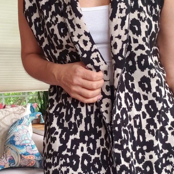 Tan & Black Sleeveless Sweater Jacket - Picture 5 of 6